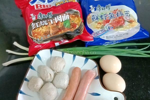 肉丸香肠炒泡面的做法图解1
