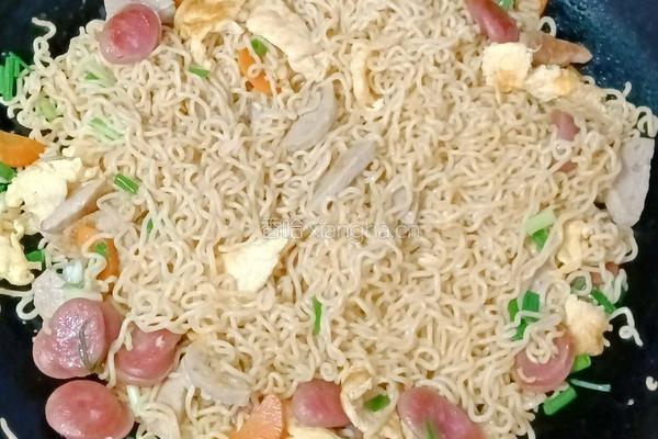 肉丸香肠炒泡面的做法图解18