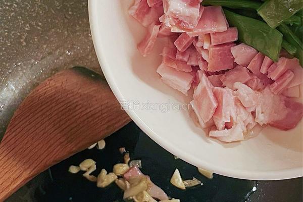 花费10元上班快手便当丨不放盐也好吃的培根炒荷兰豆和洋葱炒虾的做法图解3