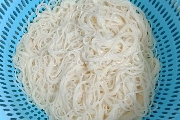 胡萝卜肉丝拌面的做法图解8