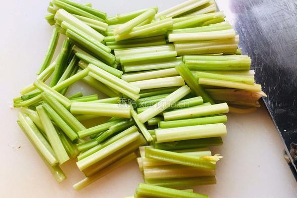 香芹炒牛肉的做法图解2