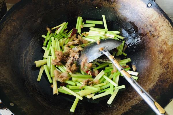 香芹炒牛肉的做法图解5