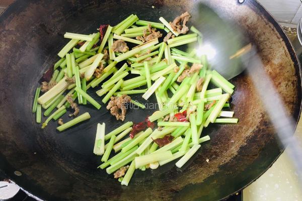 香芹炒牛肉的做法图解6