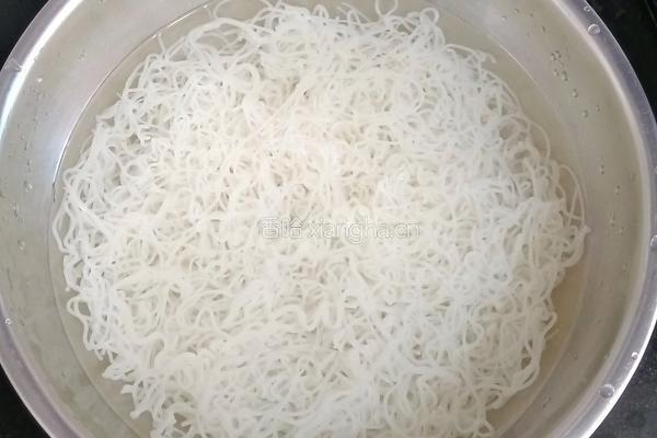 肉丝豆角炒米粉的做法图解1