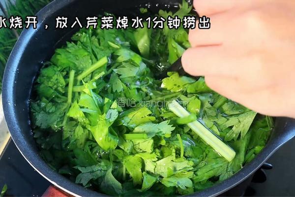 芹菜炒豆干的做法图解2