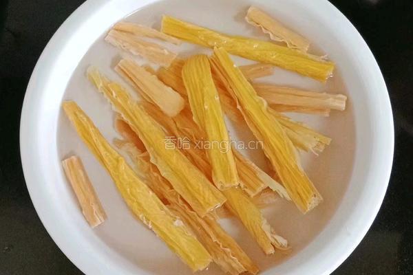素炒腐竹胡萝卜的做法图解1