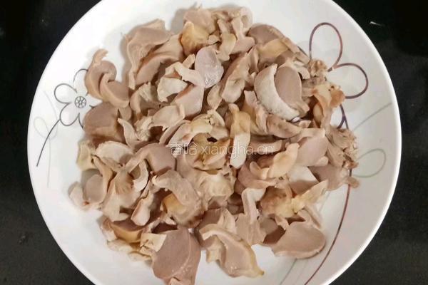 芹菜炒鸡胗的做法图解5