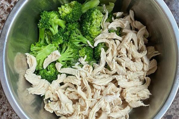凉拌西兰花鸡胸肉的做法图解3
