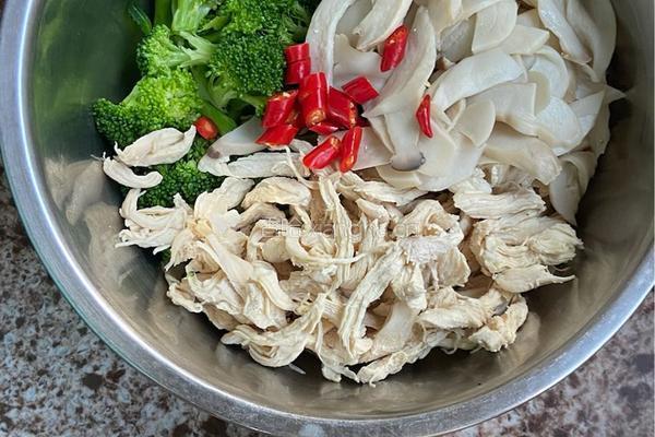 凉拌西兰花鸡胸肉的做法图解4