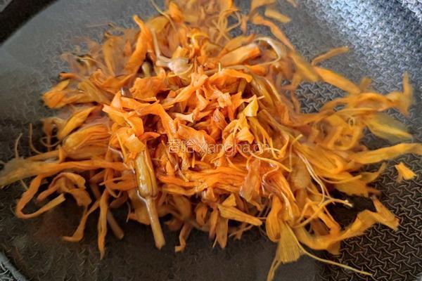 黄瓜拌黄花菜的做法图解3