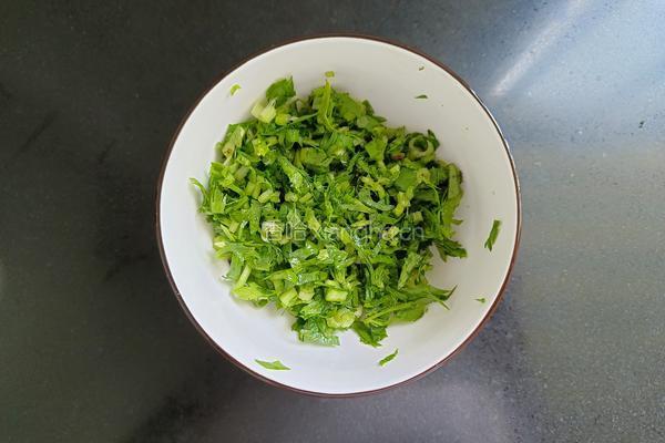 芹菜香菇夹茄子的做法图解2