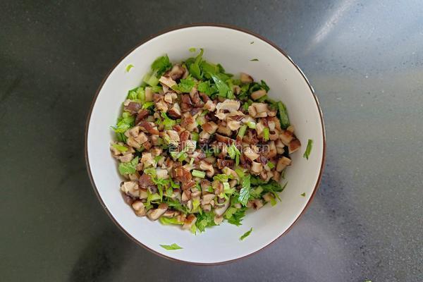 芹菜香菇夹茄子的做法图解3