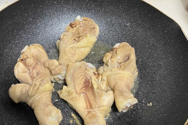 土豆胡萝卜闷鸡腿的做法图解1