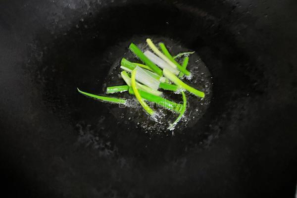番茄海鲜菇汤的做法图解3