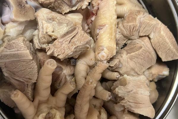 猪脚排骨明虾煲的做法图解1