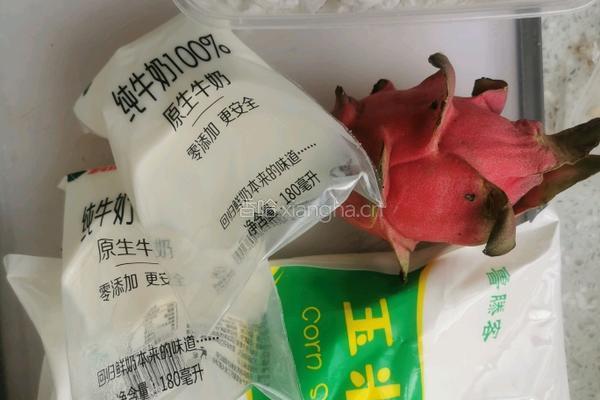 火龙果牛奶小方的做法图解1