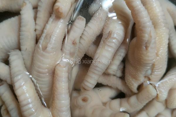 黄豆闷风爪的做法图解1