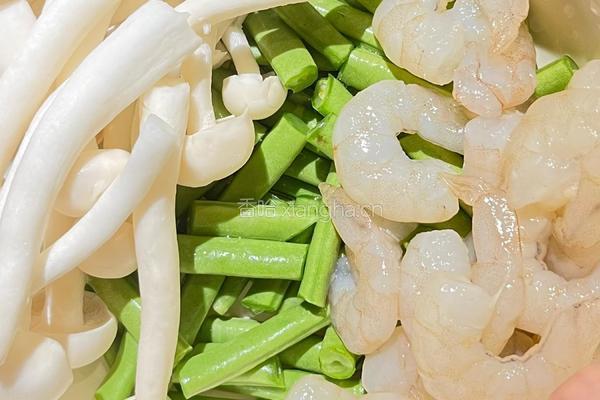 开始尝试地中海饮食的第2天丨虾仁海鲜菇四季豆一锅炒的做法图解1