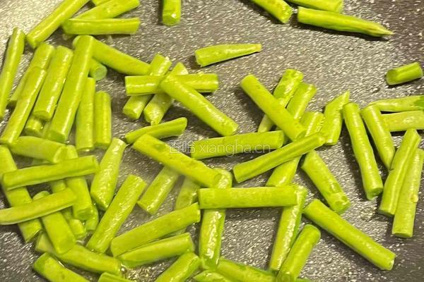 开始尝试地中海饮食的第2天丨虾仁海鲜菇四季豆一锅炒的做法图解3