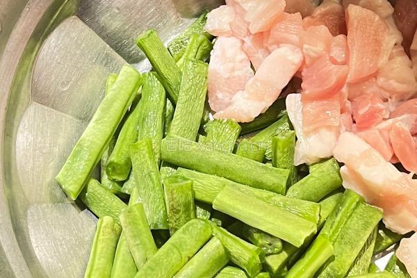 尝试地中海饮食第6天丨豆角炒肉的做法图解1