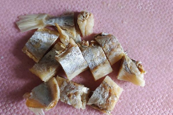 咸鱼烧茄子的做法图解2