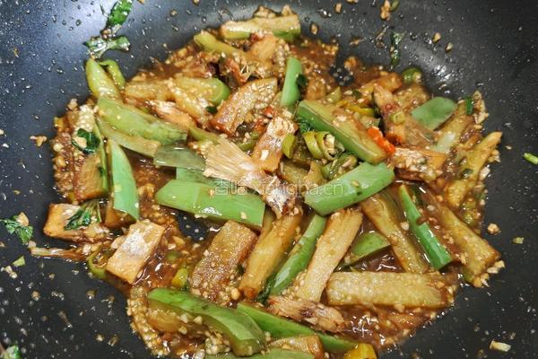 咸鱼烧茄子的做法图解8