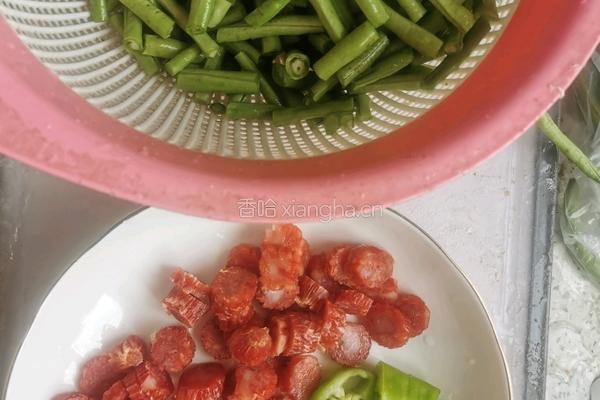 腊肠炒豆角的做法图解1