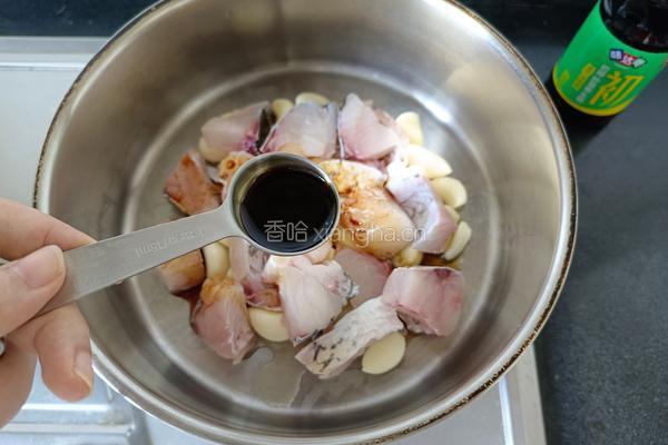 蒜头焖鱼块的做法图解5