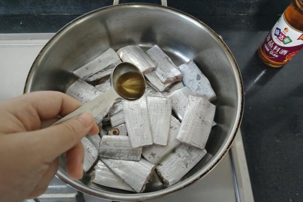 糖醋带鱼的做法图解4
