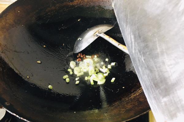 青椒鸡蛋西红柿拌面的做法图解7