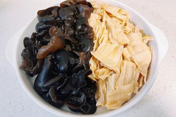 凉拌木耳黄瓜腐竹的做法图解2
