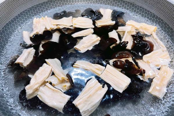 凉拌木耳黄瓜腐竹的做法图解5