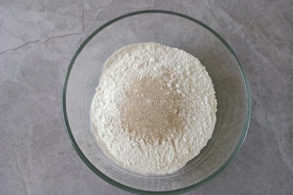 清甜香软的红薯饼的做法图解2