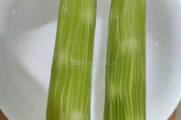 莴笋炒五花肉的做法图解1
