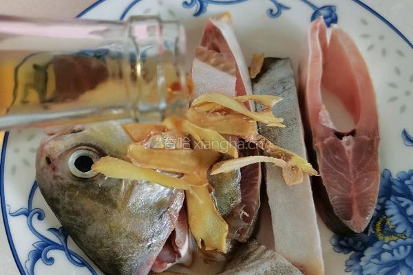 干炸鲳鱼的做法图解2
