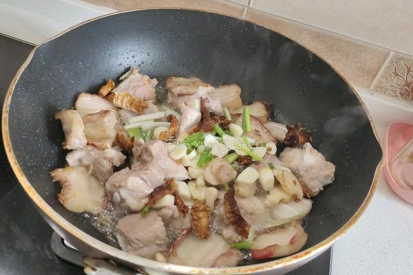 猪肉排骨烩酸菜的做法图解8