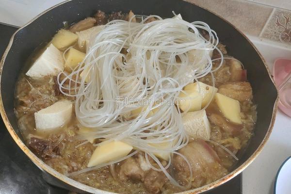 猪肉排骨烩酸菜的做法图解12