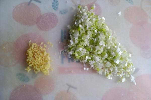 香菇胡萝卜肉馅水煎饺的做法图解3