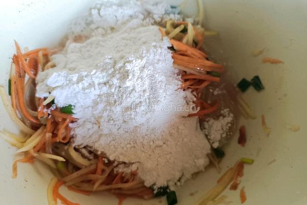 胡萝卜土豆丝饼－神奇的面粉的做法图解4