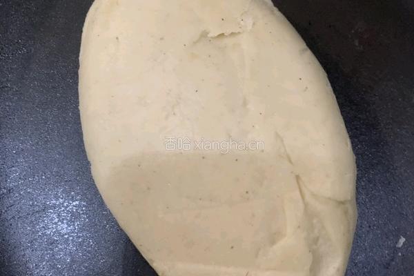 莲蓉蛋黄馅月饼(空气炸锅版)的做法图解2