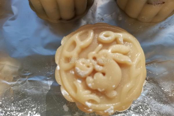 豆沙蛋黄月饼的做法图解12