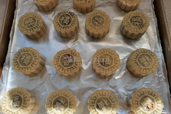 豆沙蛋黄月饼的做法图解13