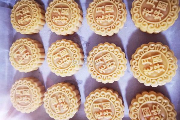 手工蛋黄月饼(100克)的做法图解26