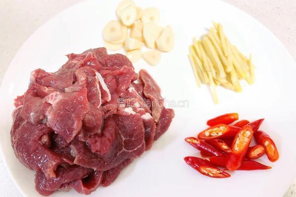 西芹炒牛肉（减肥版）的做法图解1