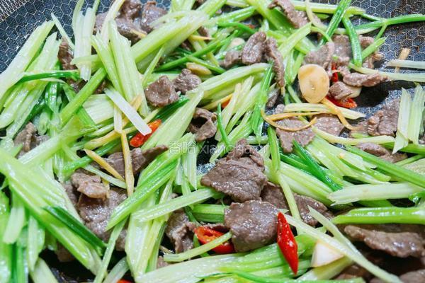 西芹炒牛肉（减肥版）的做法图解6