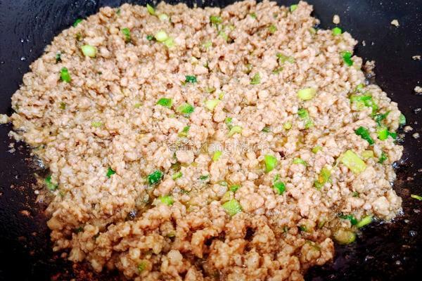 芹菜猪肉馅的做法图解4