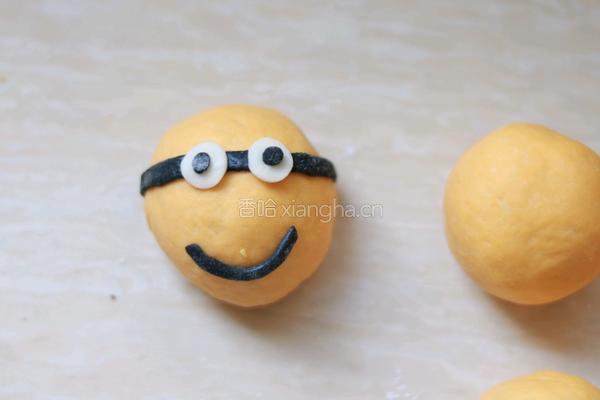 一次发酵的小黄人卡通豆沙包的做法图解9
