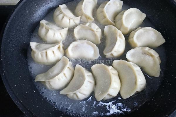 香菇胡萝卜肉馅水煎饺的做法图解16