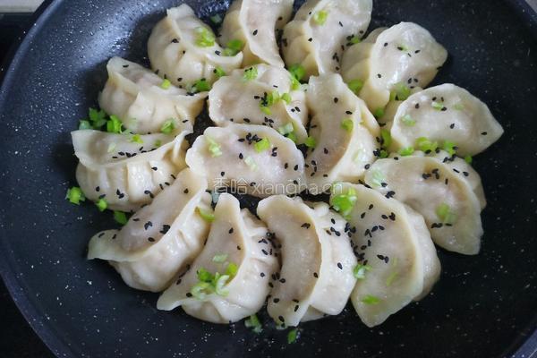 香菇胡萝卜肉馅水煎饺的做法图解17