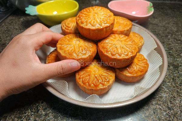 自制蛋黄莲蓉蛋月烧月饼的做法图解1